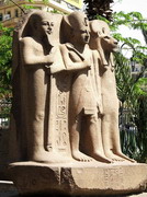 Musée du Caire - Jardins - triade (EG06-1014.jpg)