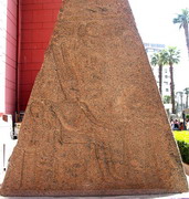 Musée du Caire - Jardins - pyramidion (EG07-1114.jpg)