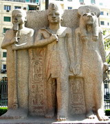 Musée du Caire - Jardins - triade (EG07-1154.jpg)