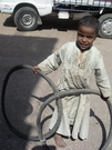 Louxor - scène de rue - enfant aux pneus (EG04-1028.jpg)