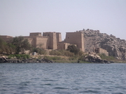 Ile de Philae - arrivée par le lac entre les deux barrages