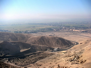 Thèbes ouest - chemin de crête, Deir el Medinet et Medinet Habou (au fond)