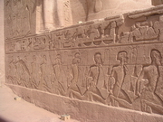 Abou Simbel - prisonniers asiatiques, à l'entrée du grand temple