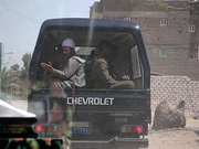 Moyenne Egypte - toujours sous escorte militaire !