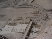 Thèbes ouest - vue plongeante sur Deir el-Bahari