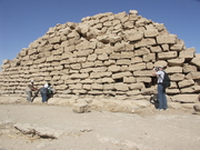 Pyramide d'el Kola - contrôle de la largeur (EG07-4068.jpg)