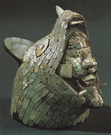 Visage de guerrier émergeant de la tête d'un coyotte (toltèque - argile plombifère)