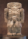 Coatlicue, déesse Terre (tête faite de deux serpents, et collier de mains coupées et de coeurs humains)