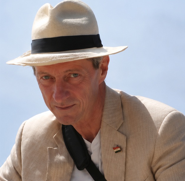 Vincent en voyage, coiffé de son chapeau clair